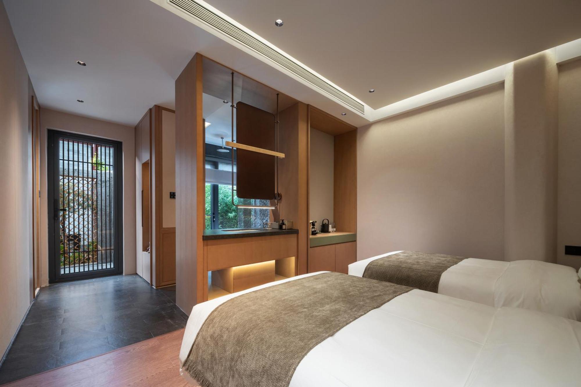 Happy Dragon Courtyard- Newly Renovated With French Windows, Near Tian'Anmen Forbidden City,Lama Temple And Heaven Temple, 3Minutes Walk From Subway,Fluent English Speaking With Tourist Sights Tickets Service ,Free Coffee &Laundry Service Пекін Екстер'єр фото